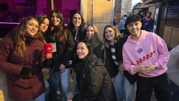 Grupo de jóvenes disfrutando en el Carnaval del Toro en Ciudad Rodrigo