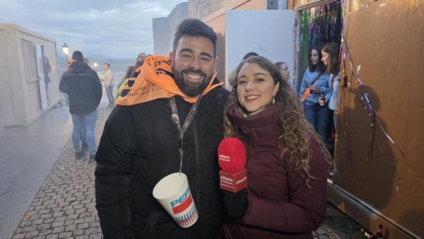 Marcos Iglesias y una periodista durante el Carnaval del Toro en Ciudad Rodrigo