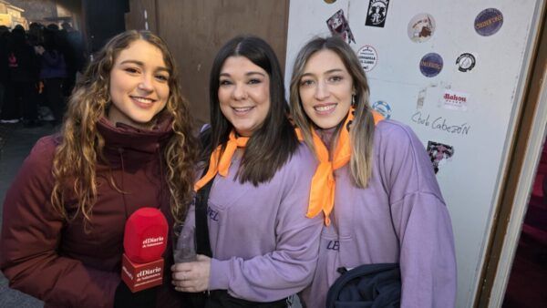 Tres jóvenes sonriendo durante el Carnaval del Toro en Ciudad Rodrigo