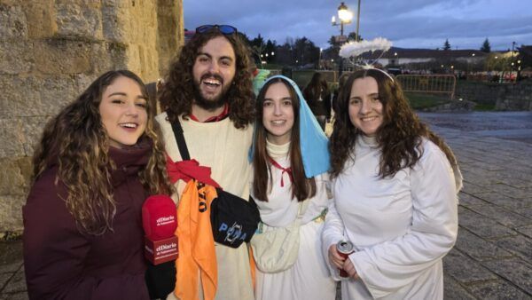 Cuatro jóvenes disfrazados celebrando el Carnaval del Toro en Ciudad Rodrigo