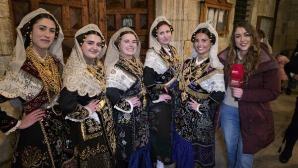 Grupo de mujeres vestidas con trajes tradicionales del Carnaval del Toro