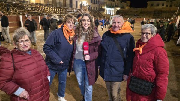 Grupo de personas en el Carnaval del Toro con bufandas naranjas