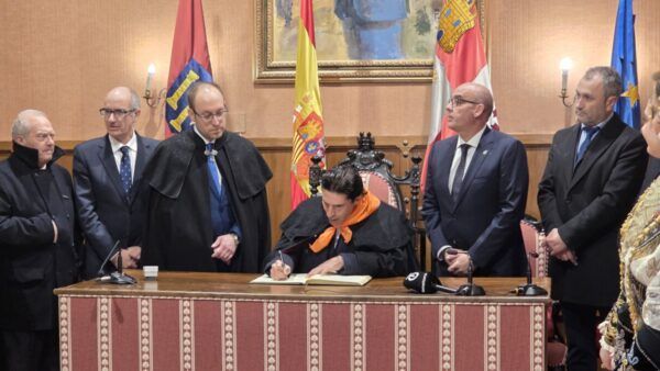 Marcos Iglesias firmando en la ceremonia del Carnaval del Toro