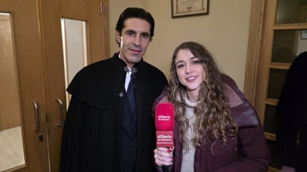 Marcos Iglesias y periodista durante el Carnaval del Toro en Ciudad Rodrigo