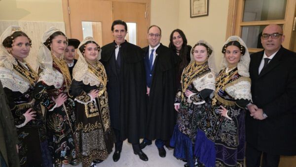 Grupo de personas con trajes tradicionales en el Carnaval del Toro