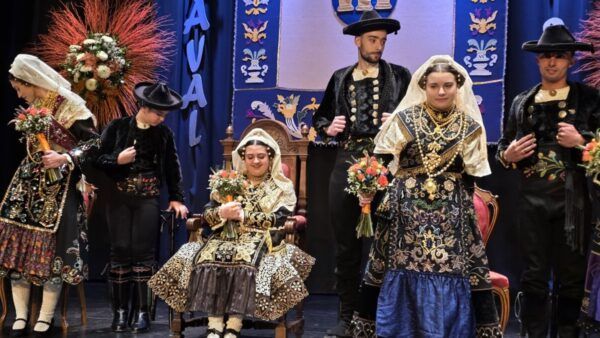 Grupo de personas vestidas con trajes tradicionales en el Carnaval del Toro