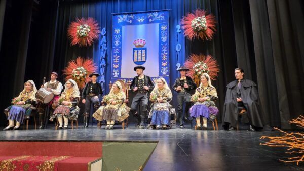 Grupo de personas en trajes tradicionales durante el Carnaval del Toro en Ciudad Rodrigo