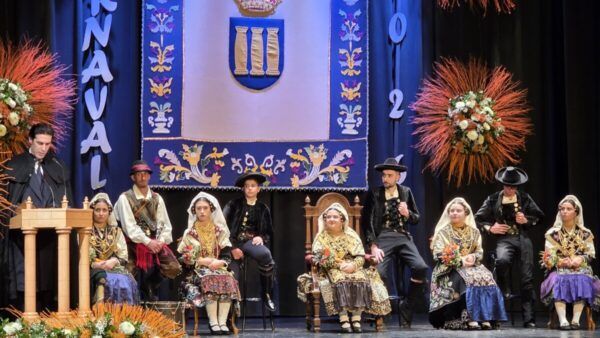 Ceremonia del Carnaval del Toro con participantes en trajes tradicionales