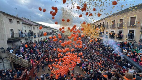 Multitud en la Plaza Mayor durante el Carnaval del Toro 2026 con globos naranjas