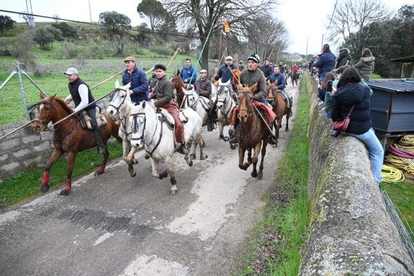 Grupo de jinetes a caballo durante el Carnaval del Toro en Casasola