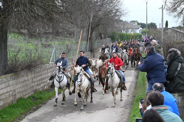 Participantes a caballo en el encierro del Carnaval del Toro en Casasola