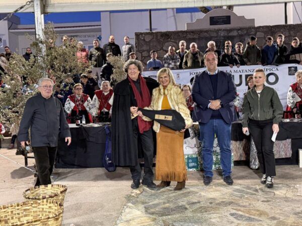 Celebración de la Fiesta del Cerdo Ibérico en Guijuelo con asistentes y organizadores.