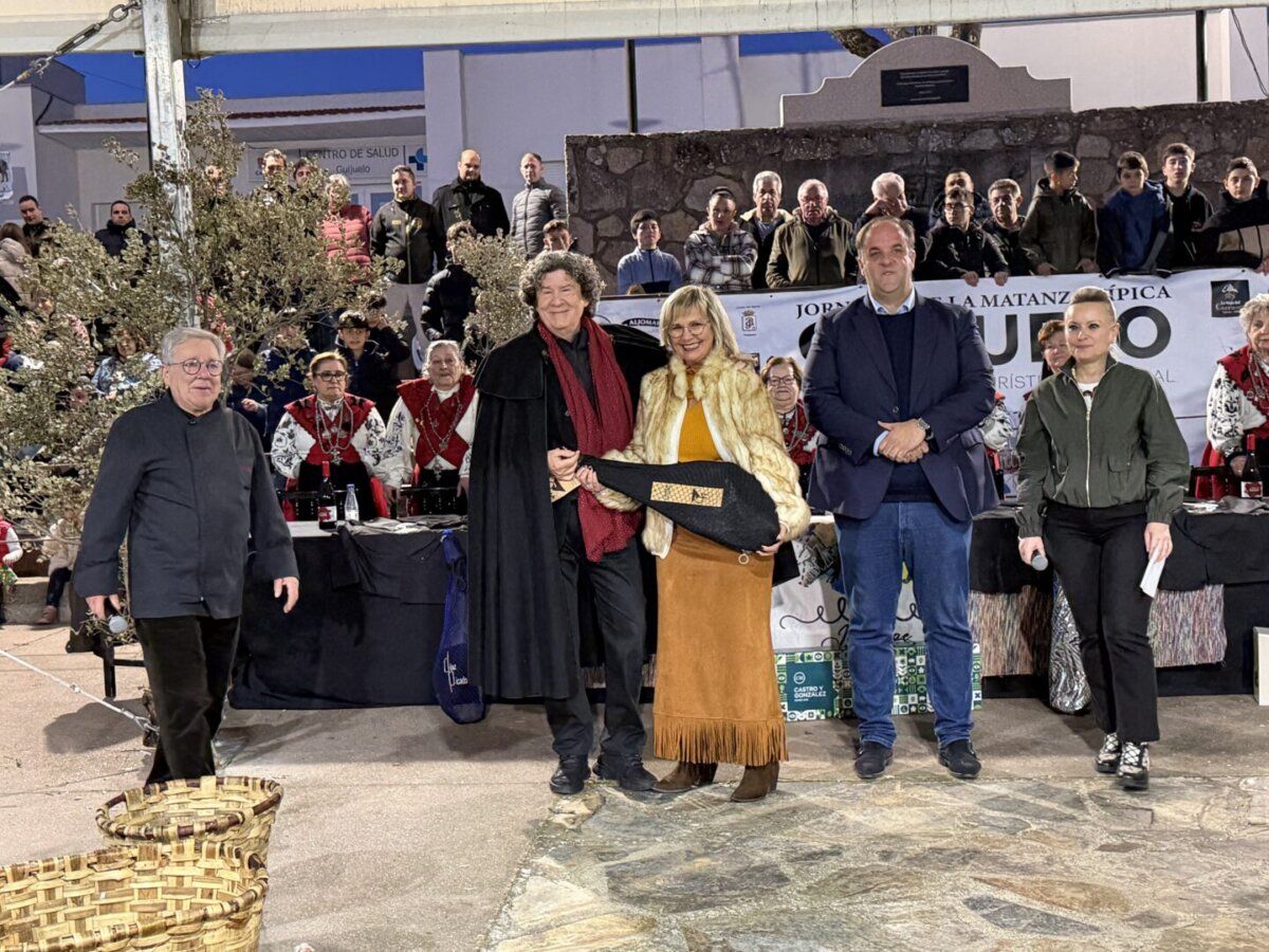 Celebración de la Fiesta del Cerdo Ibérico en Guijuelo con asistentes y organizadores.