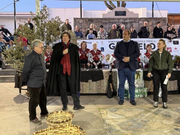 Celebración de la Fiesta del Cerdo Ibérico en Guijuelo con participantes y público.