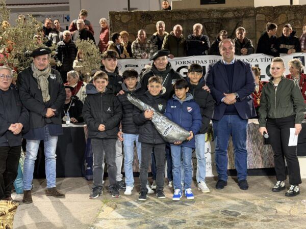 Grupo de personas en la Fiesta del Cerdo Ibérico en Guijuelo