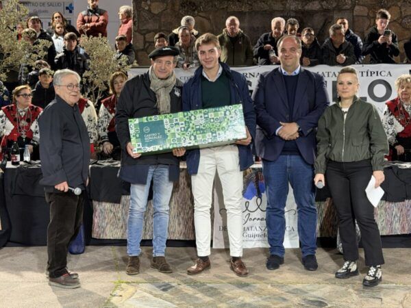 Celebración de la Fiesta del Cerdo Ibérico en Guijuelo con participantes y público.