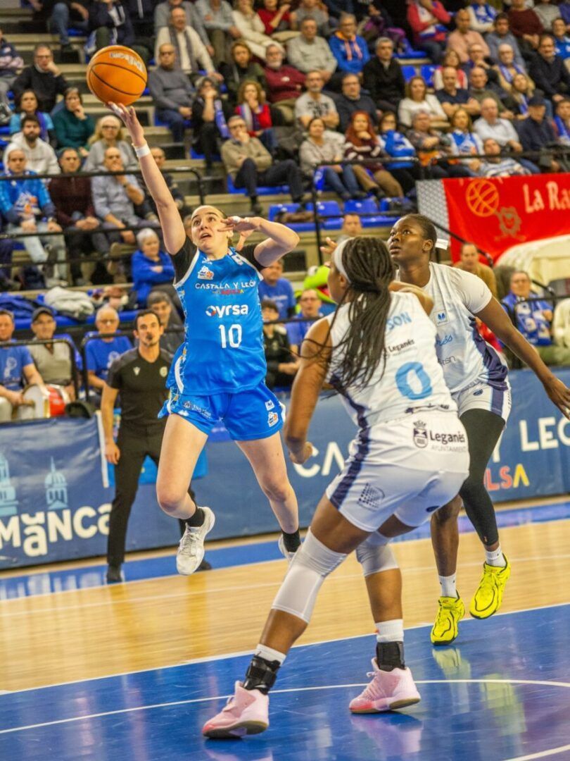 Jugadora del Club Baloncesto Perfumerías Avenida lanzando a canasta en un partido