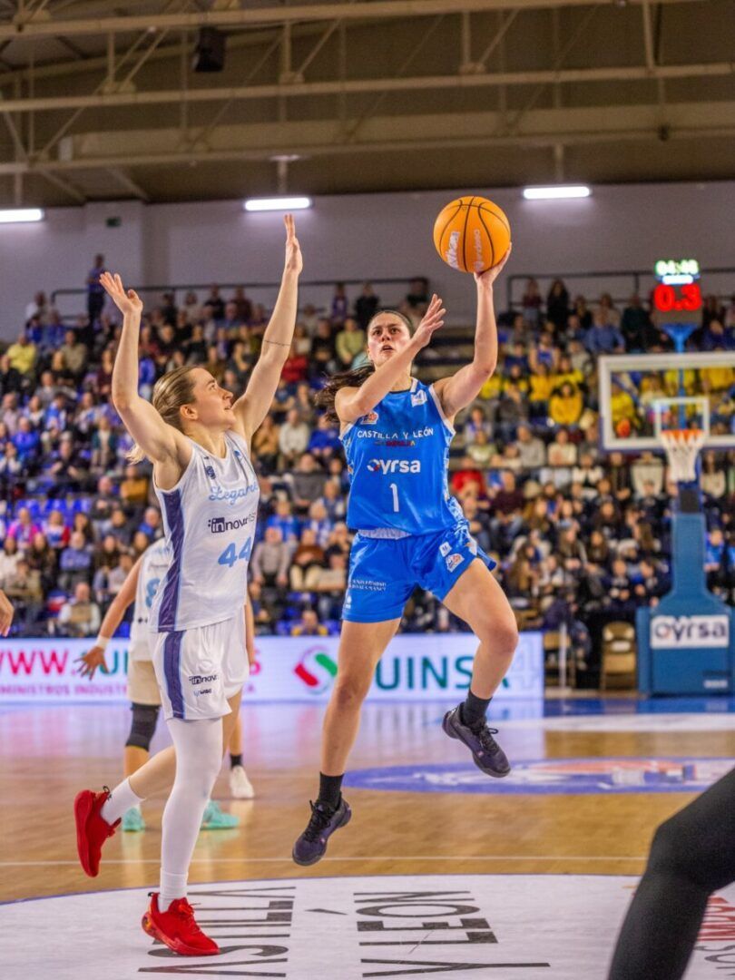 Jugadora del Club Baloncesto Perfumerías Avenida lanzando a canasta durante un partido