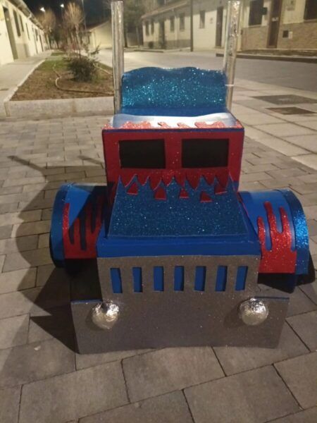 Carroza decorada con brillos en el Concurso de Disfraces del Carnaval