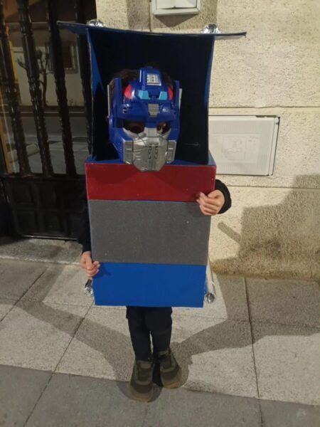 Niño disfrazado de robot en el concurso de disfraces del carnaval