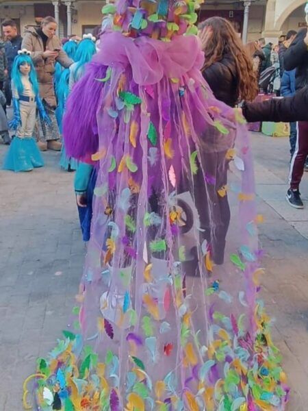 Persona con disfraz colorido en el Concurso de Disfraces del Carnaval