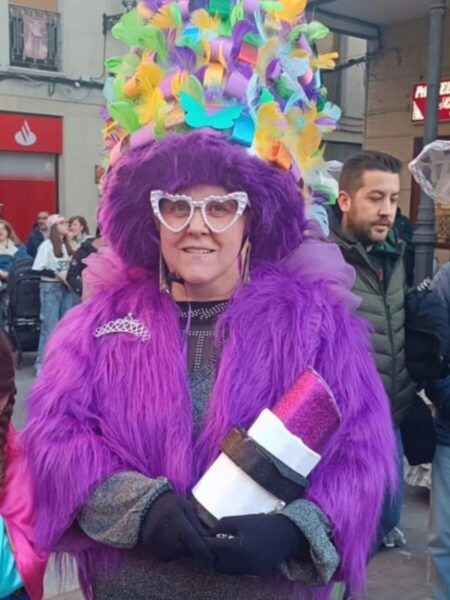 Participante del concurso de disfraces con atuendo colorido y peluca llamativa