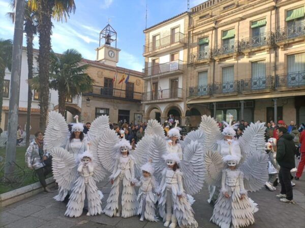 Grupo de personas disfrazadas con alas en el carnaval de Alba de Tormes