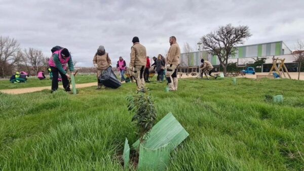 Voluntarios plantando árboles en los Corredores Verdes de Salamanca