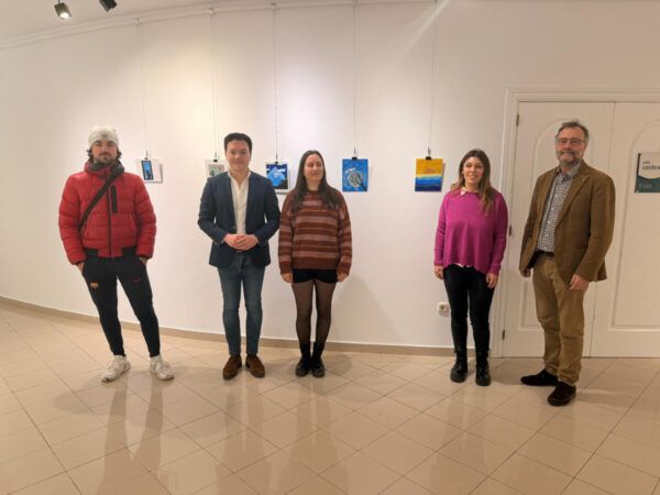 Personas en la exposición del taller de Arte Creativo de Cruz Roja en Salamanca