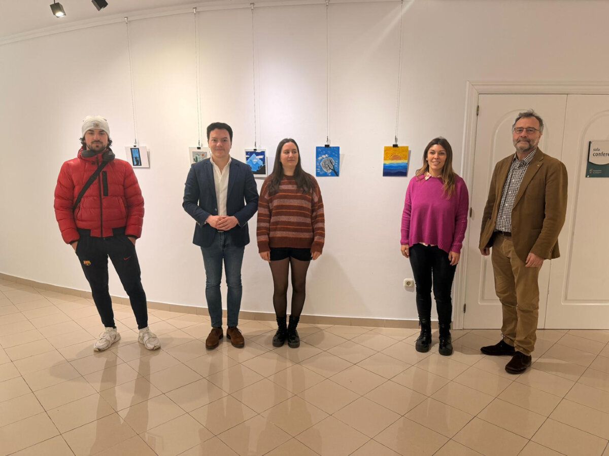Personas en la exposición del taller de Arte Creativo de Cruz Roja en Salamanca