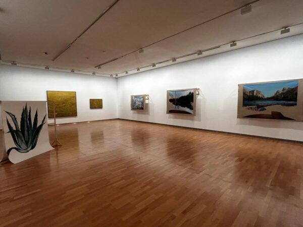 Sala de exposición del DA2 con obras de Gabriela Bettini