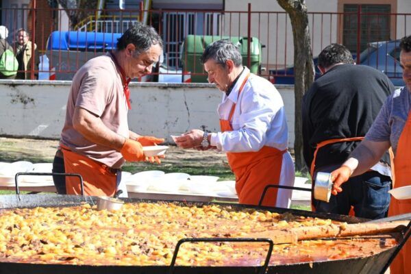 Voluntarios sirviendo guiso de toro en Ciudad Rodrigo durante el Domingo de Piñata