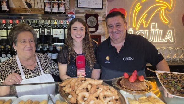 Decoración de San Valentín en Café Bar Chinitas con comida y bebida