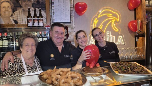 Personal del Café Bar Chinitas con decoración de San Valentín y platos típicos