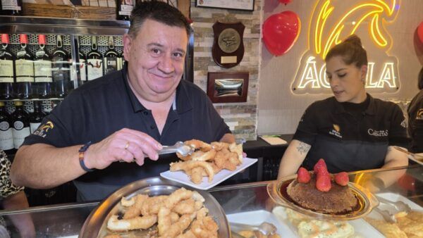 Personal del Café Bar Chinitas sirviendo tapas y postres en un ambiente acogedor