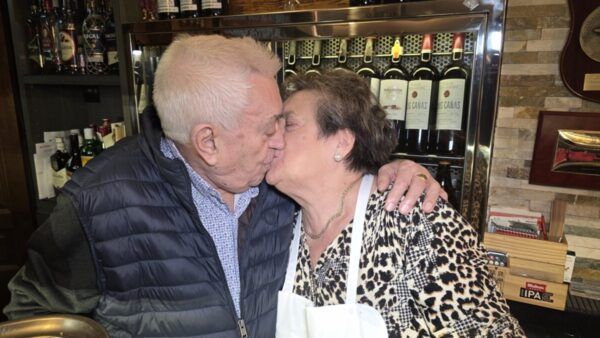 Pareja de ancianos compartiendo un beso en el bar Chinitas