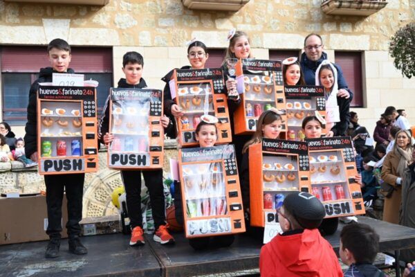 Niños disfrazados de máquinas expendedoras en el XIV Cross de Carnaval