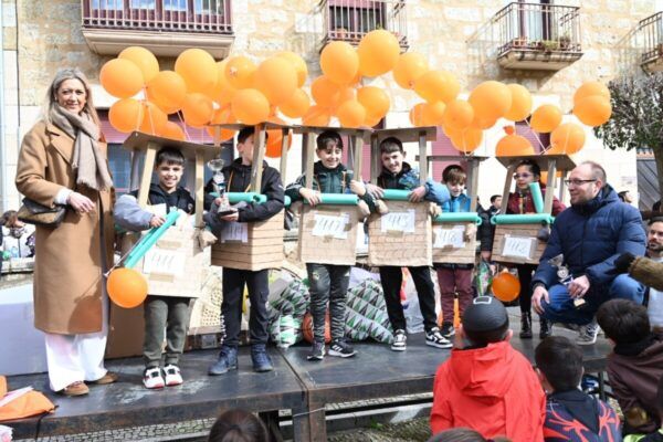 Participantes del XIV Cross de Carnaval con globos naranjas