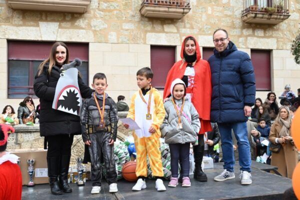 Niños con disfraces y medallas en el XIV Cross de Carnaval