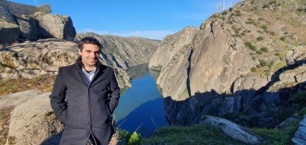 Carlos Javier Salgado en la presa de Aldeadávila rodeado de montañas