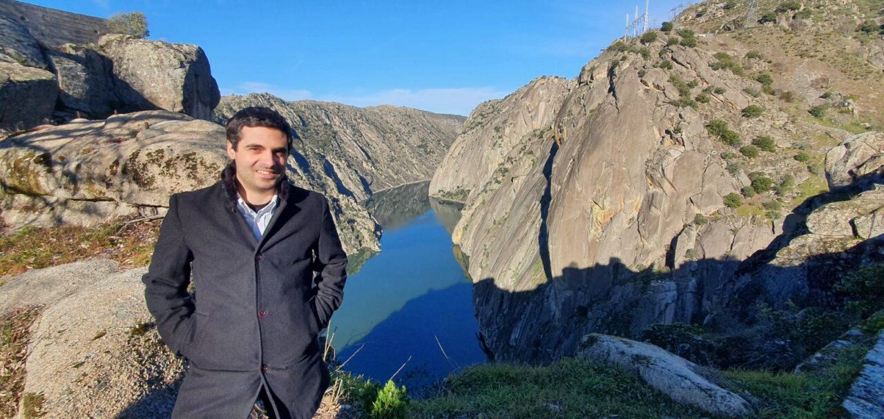 Carlos Javier Salgado en la presa de Aldeadávila rodeado de montañas