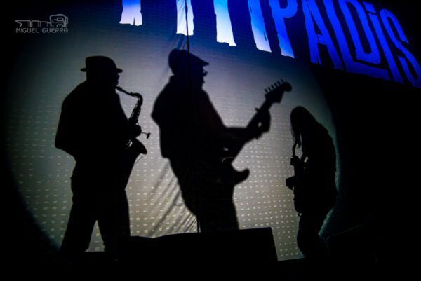 Silhouettes de músicos en el concierto de Fito Cabrales en Salamanca