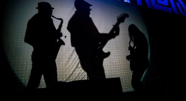 Silhouettes de músicos en el concierto de Fito Cabrales en Salamanca
