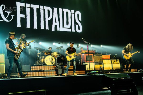 Fito Cabrales y su banda en concierto en Salamanca