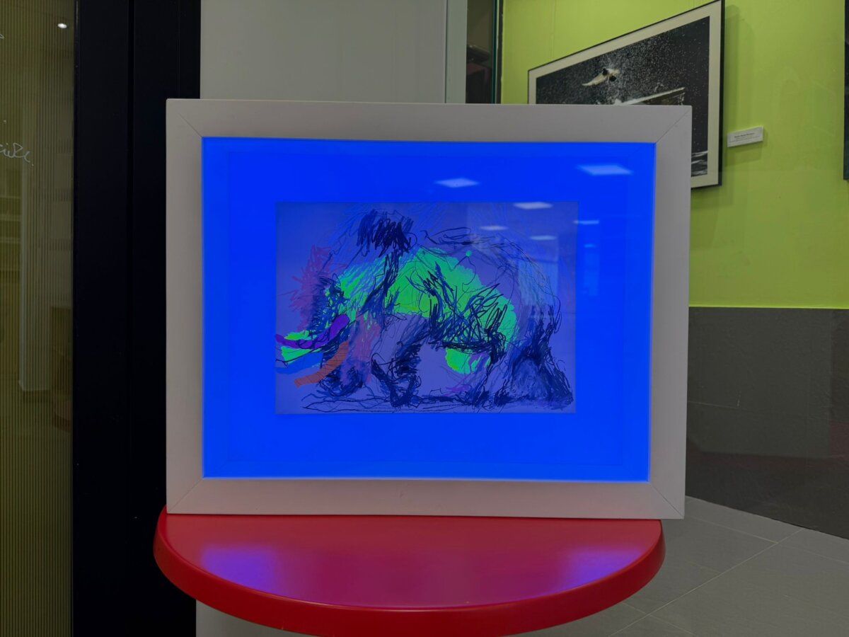 Obra de arte iluminada en la exposición Lienzos de Luz y Sombra en Villamayor