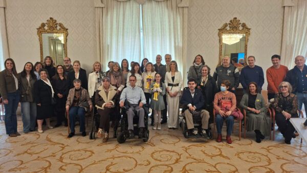 Grupo de personas apoyando el Día Mundial de las Enfermedades Raras en Salamanca