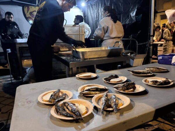 Preparativos del Entierro de la Sardina en el Barrio Oeste con platos de sardinas