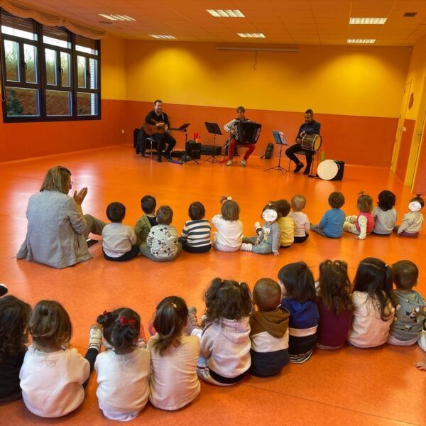 Niños disfrutando de un concierto en una escuela infantil
