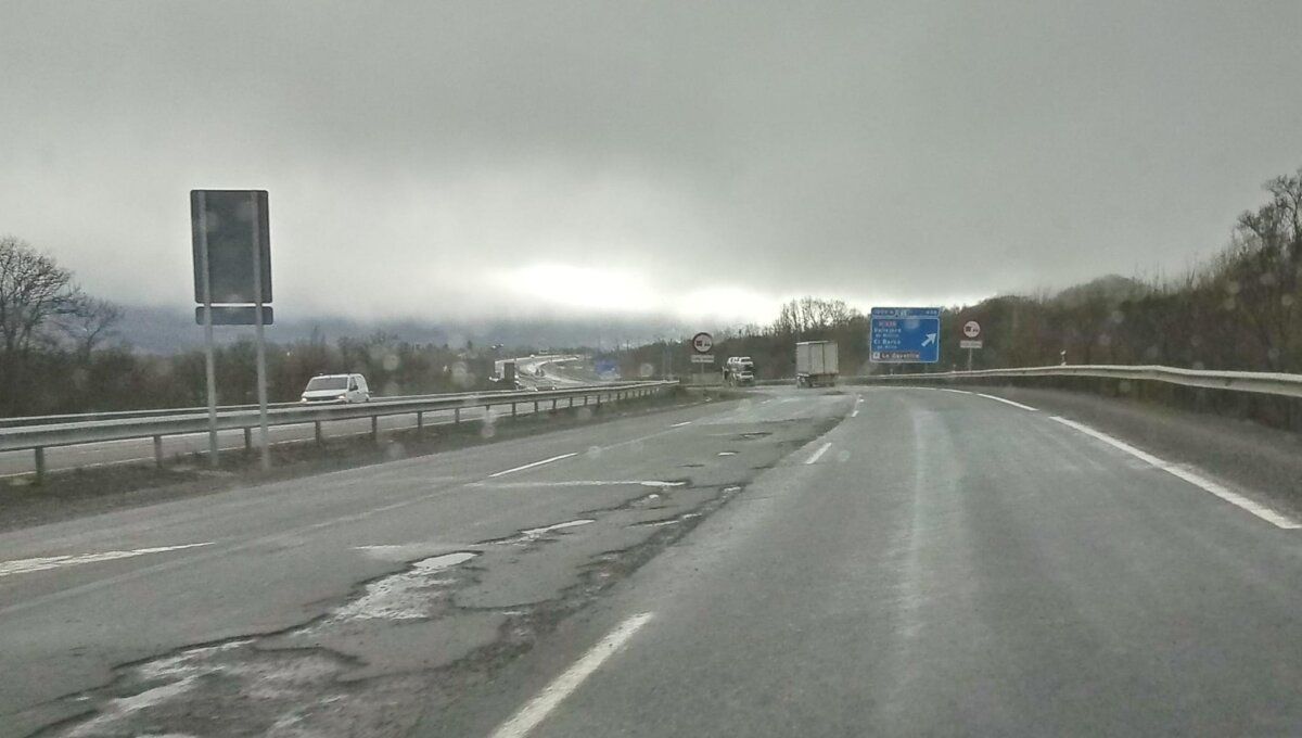 Estado deteriorado de la A-66 en el Puerto de Vallejera con socavones visibles