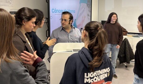 Estudiantes discutiendo sobre el cáncer de mama en un taller formativo